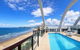 Flat em frente ao mar com piscina varanda e AC